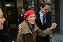 Luba Skořepová jako stará dáma v doprovodu mladého muže