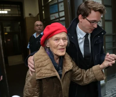 Luba Skořepová jako stará dáma v doprovodu mladého muže
