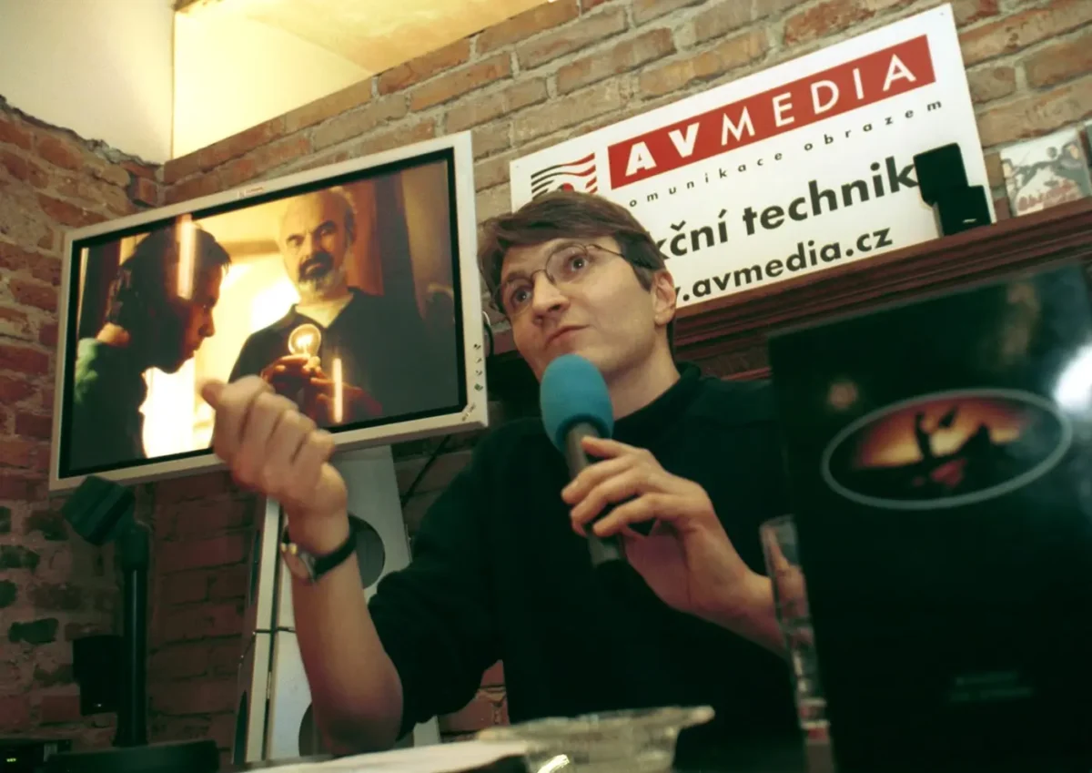 Muž s mikrofonem v ruce