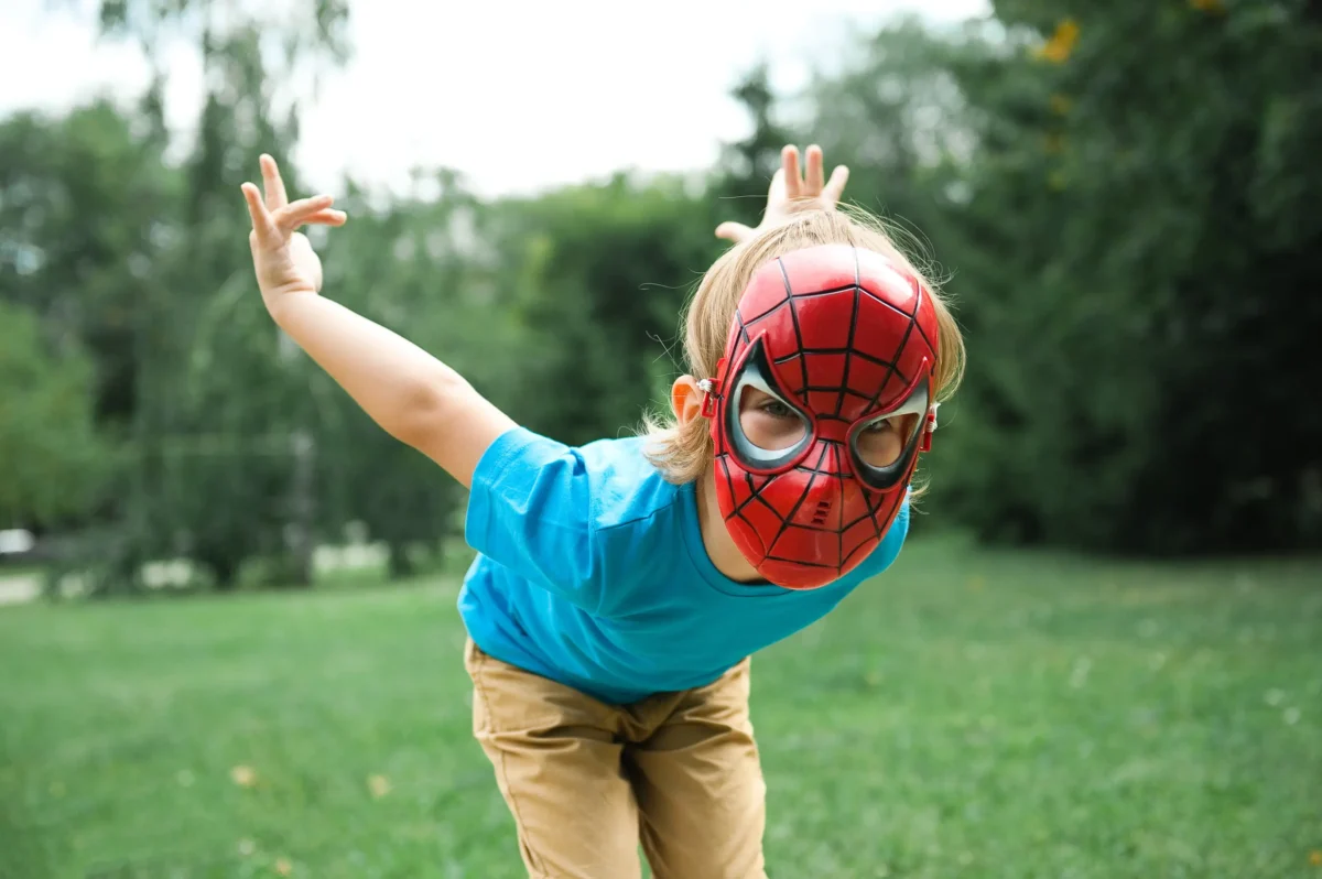 Dítě v masce Spider-Mana