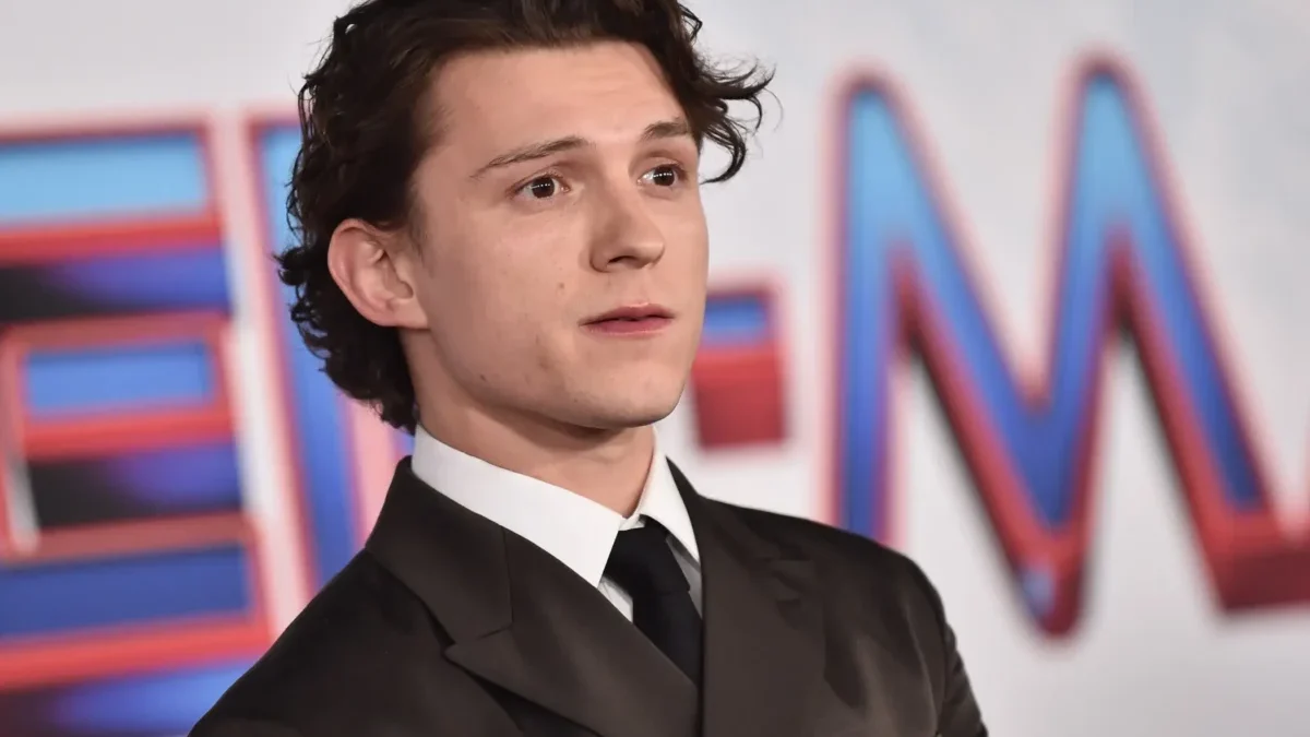 Herec Tom Holland v obleku