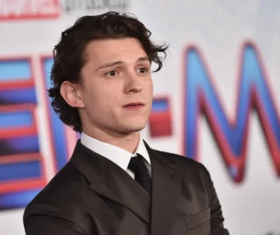 Herec Tom Holland v obleku