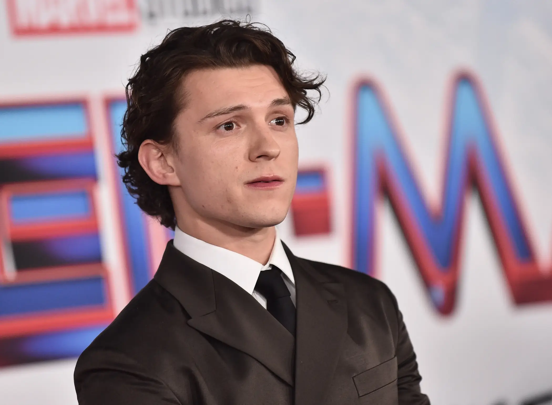 Herec Tom Holland v obleku