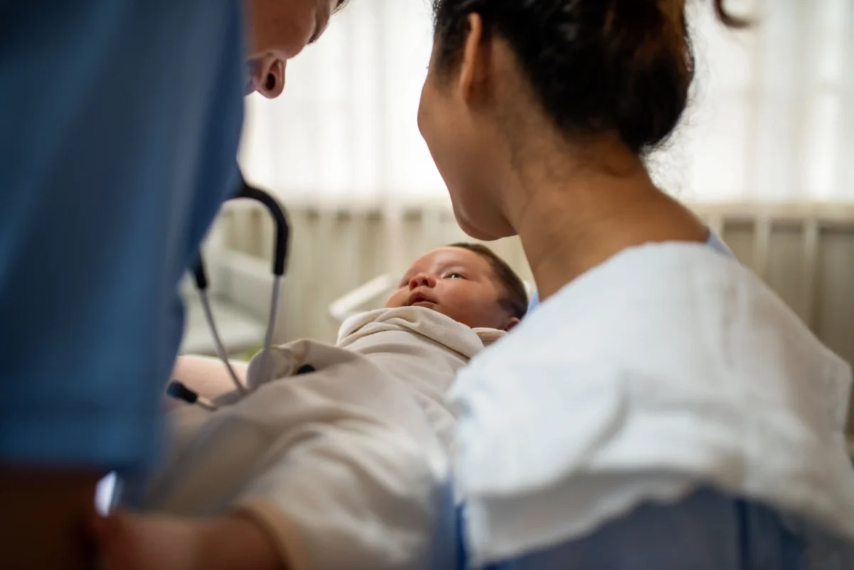 V porodnicích toto jméno asi dlouho neslyšeli. Zdroj: Shutterstock | TVGURU.cz Lékař a matka držící novorozené dítě