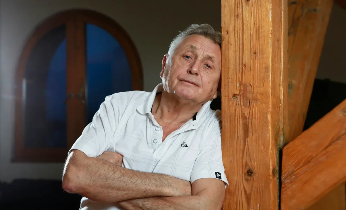 profimedia-0183546781 | TVGURU.cz Jiří Menzel se opírá o trám.