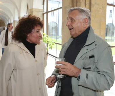 Jiří Menzel si povídá se ženou.