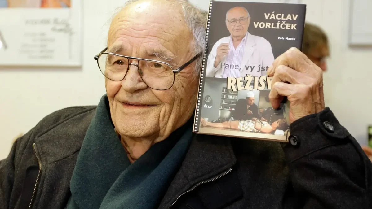 Václav Vorlíček v ruce drží knihu.