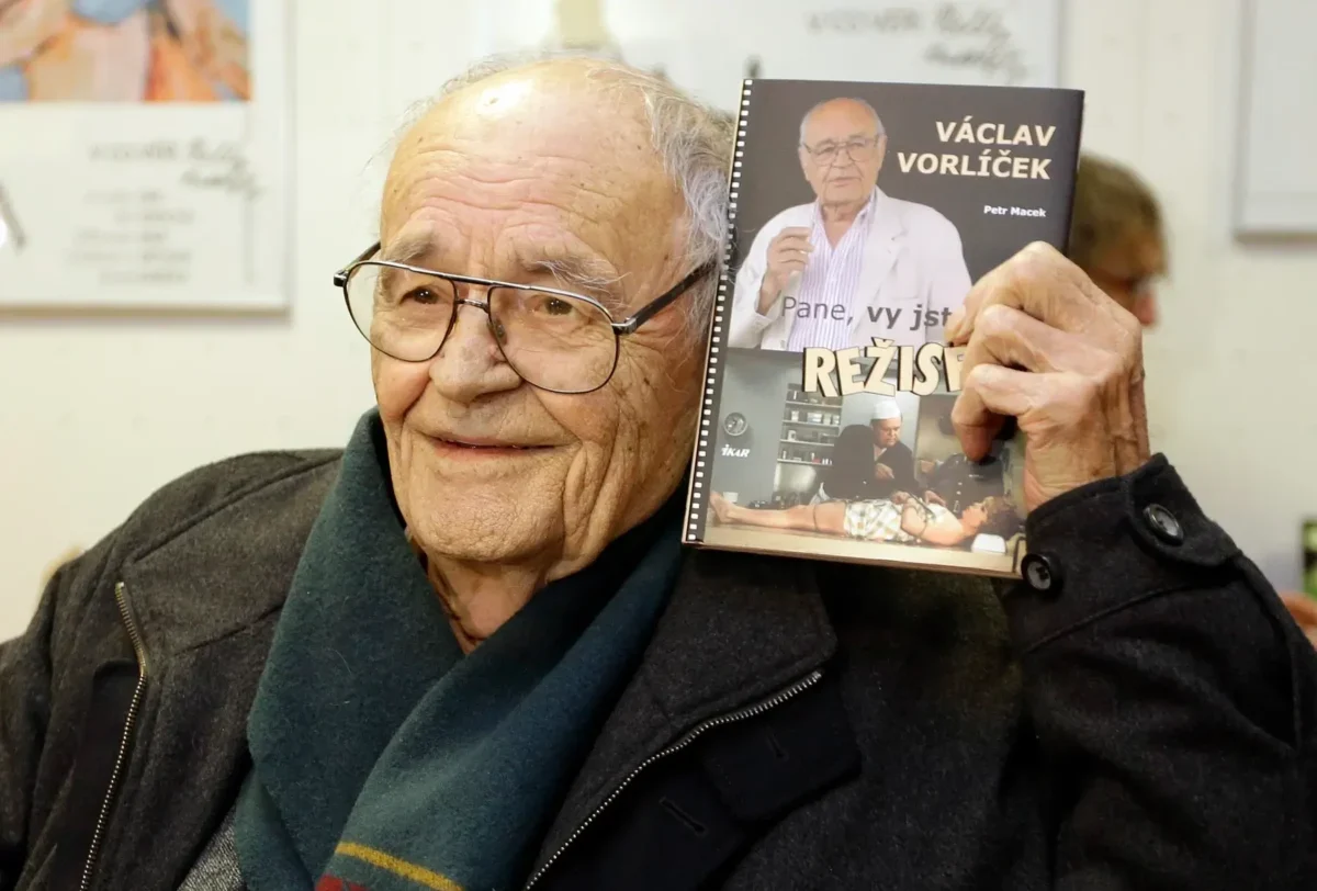 Václav Vorlíček v ruce drží knihu.