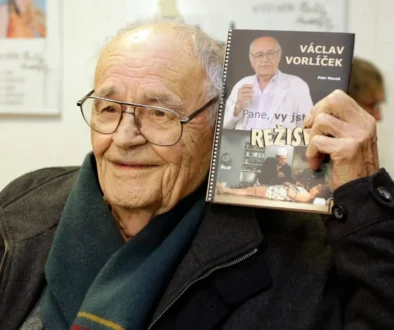 Václav Vorlíček v ruce drží knihu.