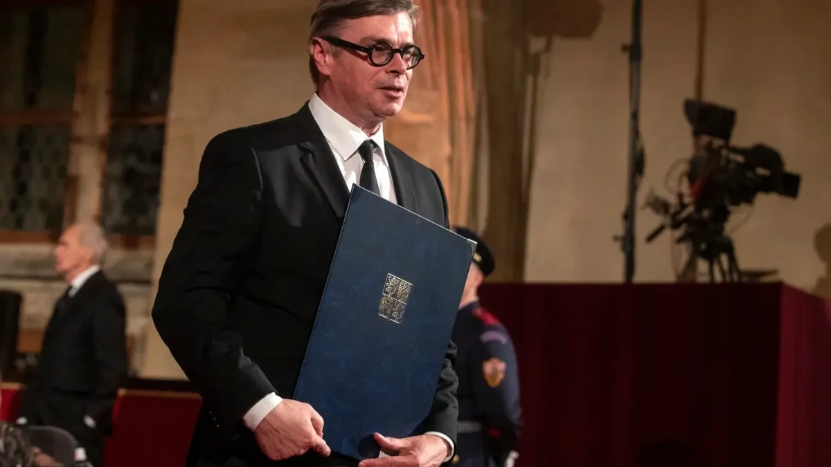 Jaroslav Rudiš drží desky.
