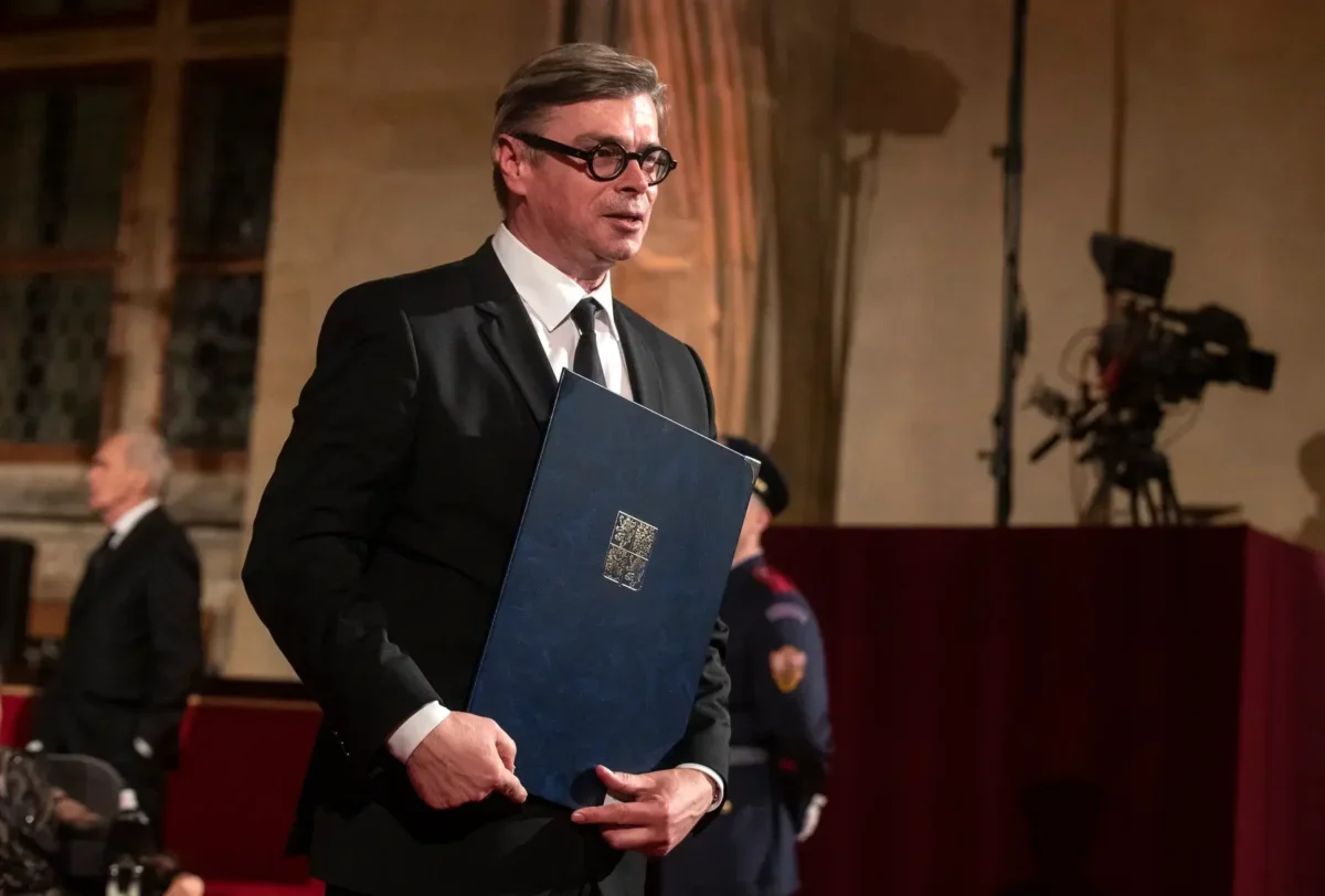 Jaroslav Rudiš drží desky.