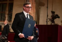 Jaroslav Rudiš drží desky.