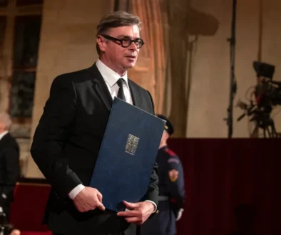 Jaroslav Rudiš drží desky.