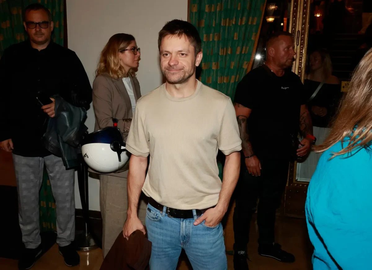 Jiří Mádl stojí před lidmi.