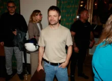 Jiří Mádl stojí před lidmi.