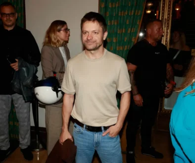 Jiří Mádl stojí před lidmi.