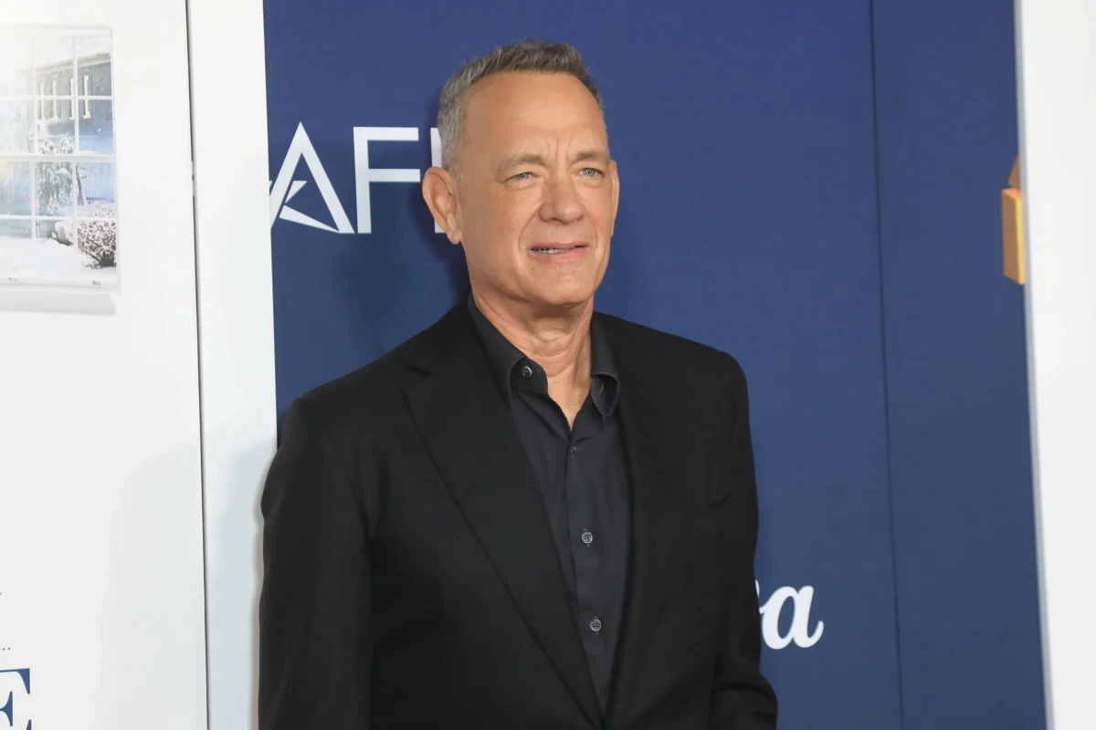 shutterstock_2540756595 | TVGURU.cz Tom Hanks pózuje fotografům.