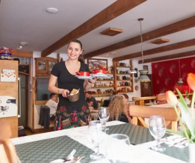 Servírka obsluhuje v restauraci.