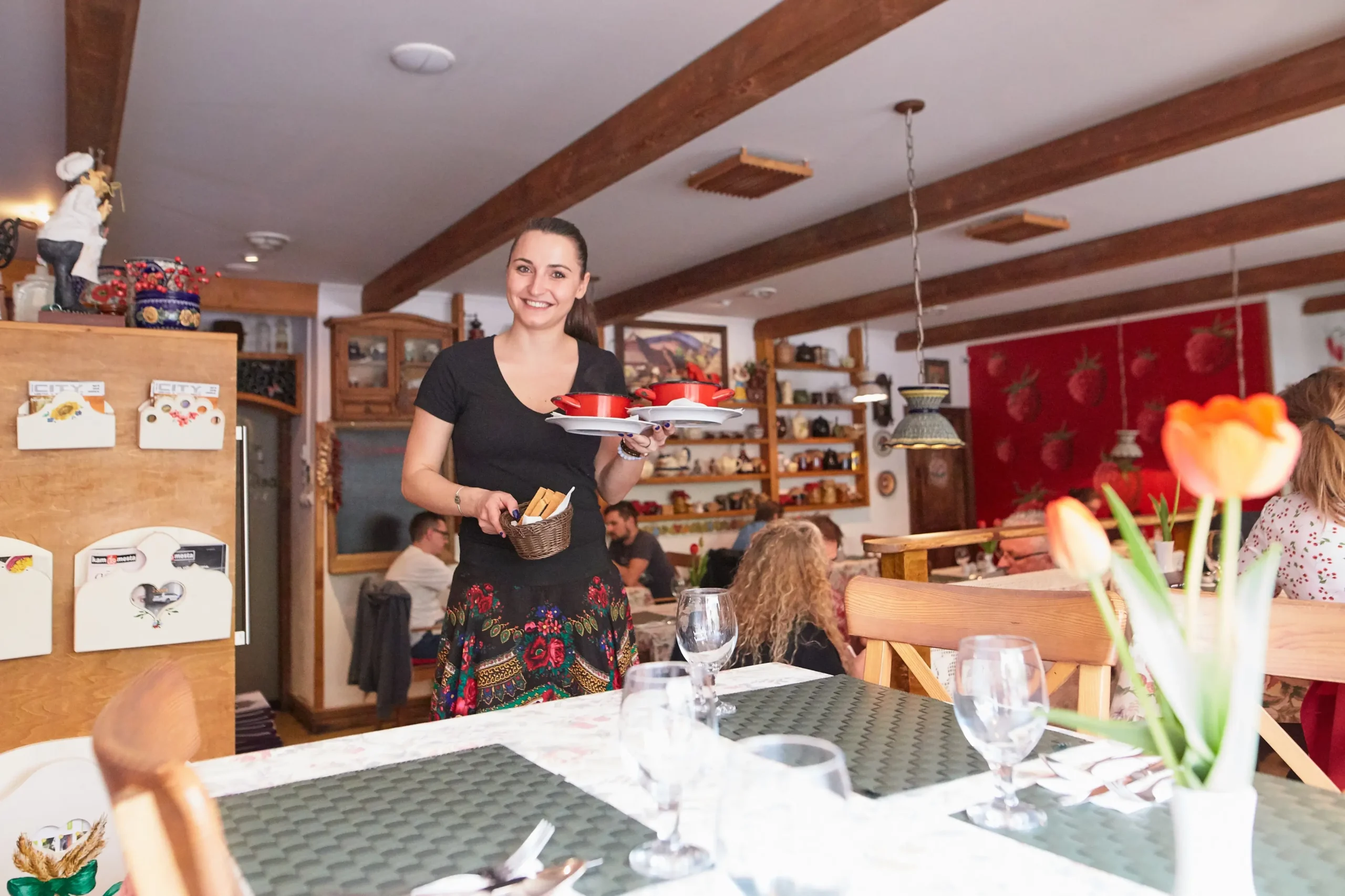 Servírka obsluhuje v restauraci.