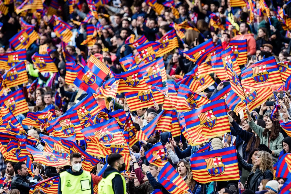 shutterstock_2456243391-2 | TVGURU.cz Lidé mávají barcelonskými vlajkami na fotbale.