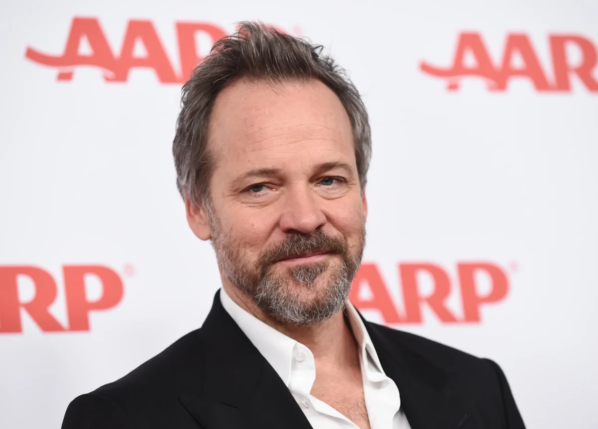 shutterstock_2665148749 | TVGURU.cz Peter Sarsgaard se culí.