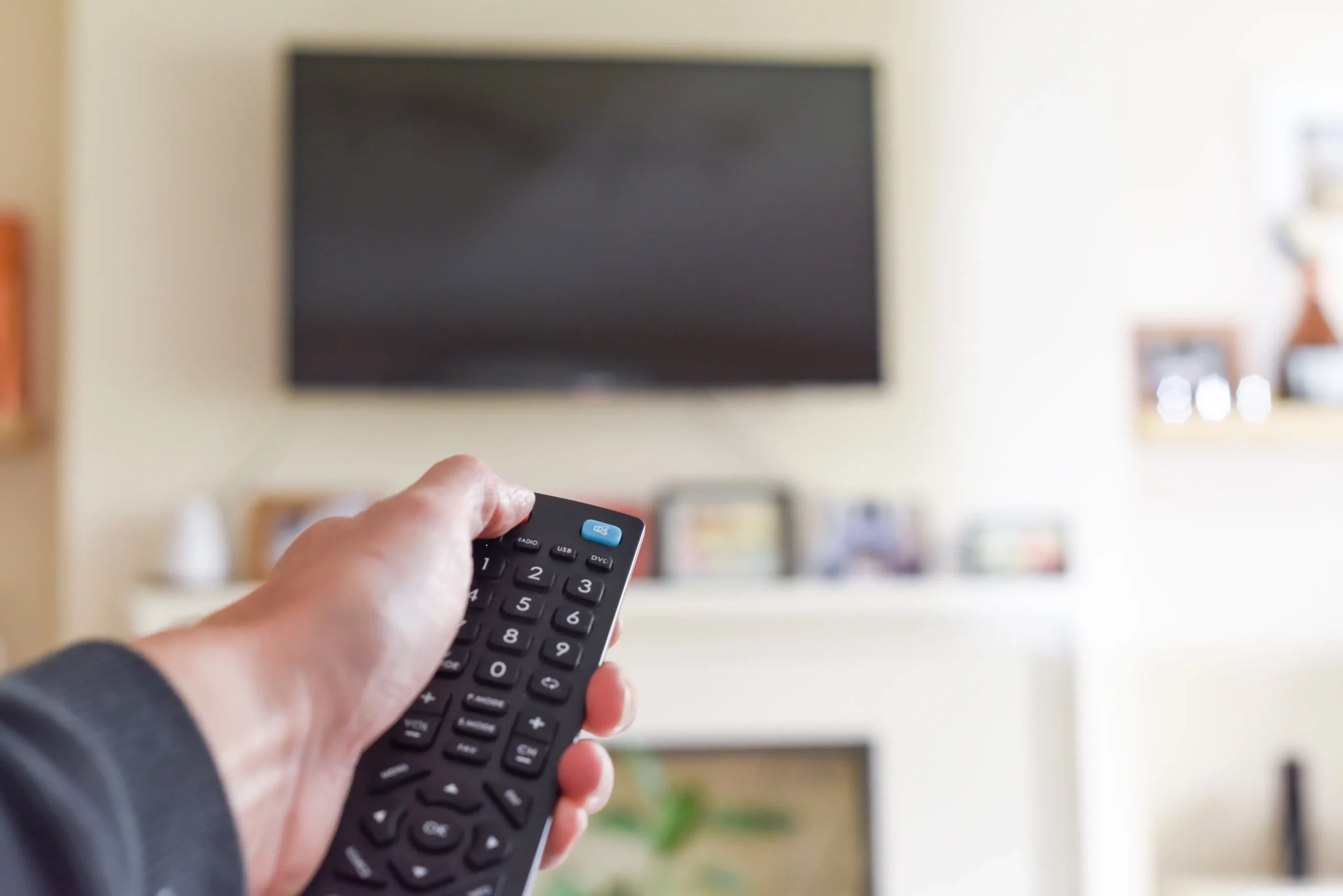 shutterstock_1720218646-2 | TVGURU.cz Vypnutá televize a ovladač v ruce