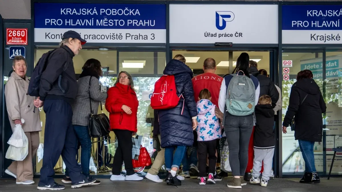 Fronta lidí před úřadem práce