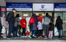 Fronta lidí před úřadem práce