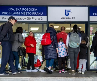 Fronta lidí před úřadem práce