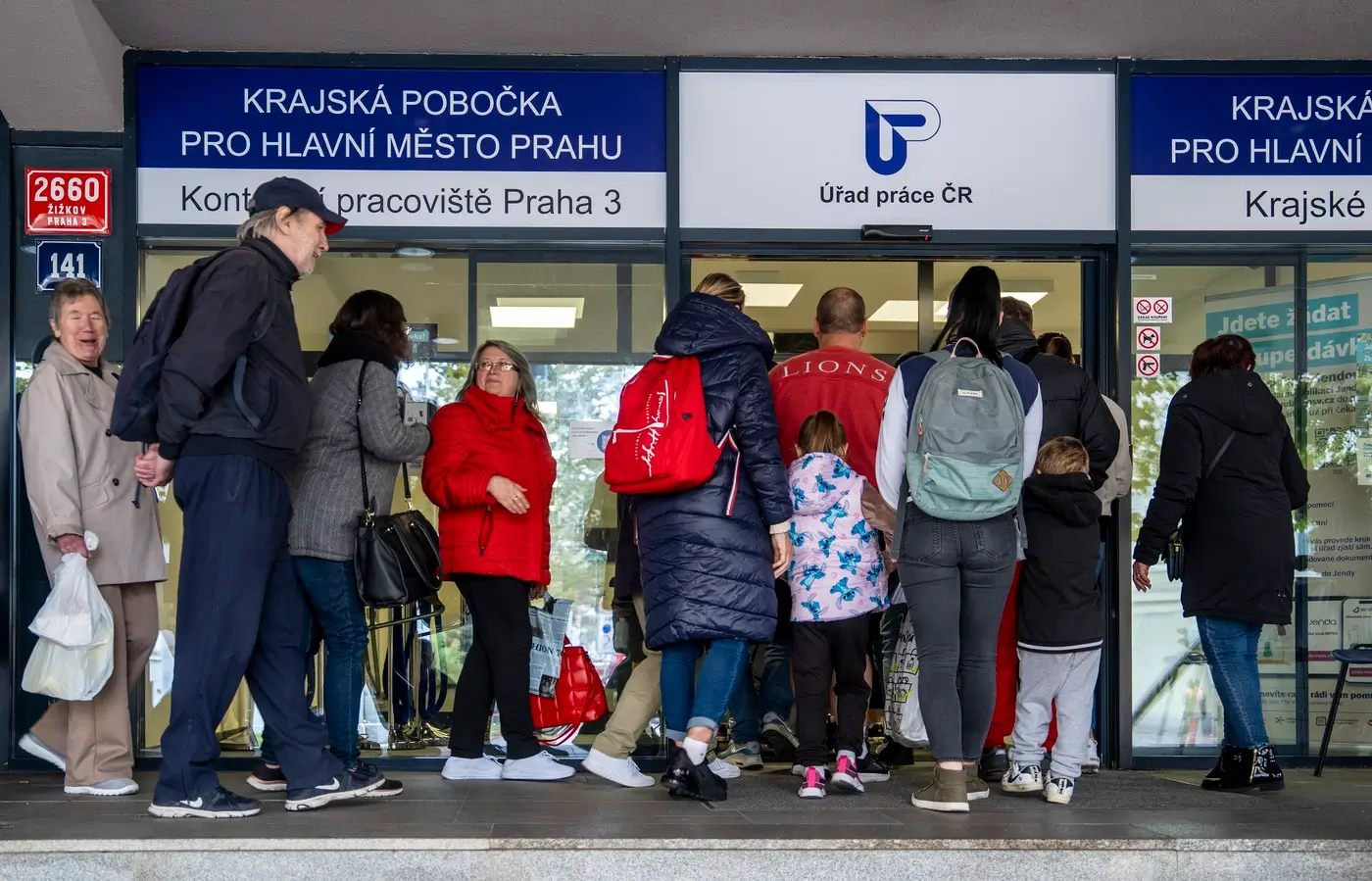 Fronta lidí před úřadem práce