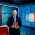 Daniel Takáč drží tablet.