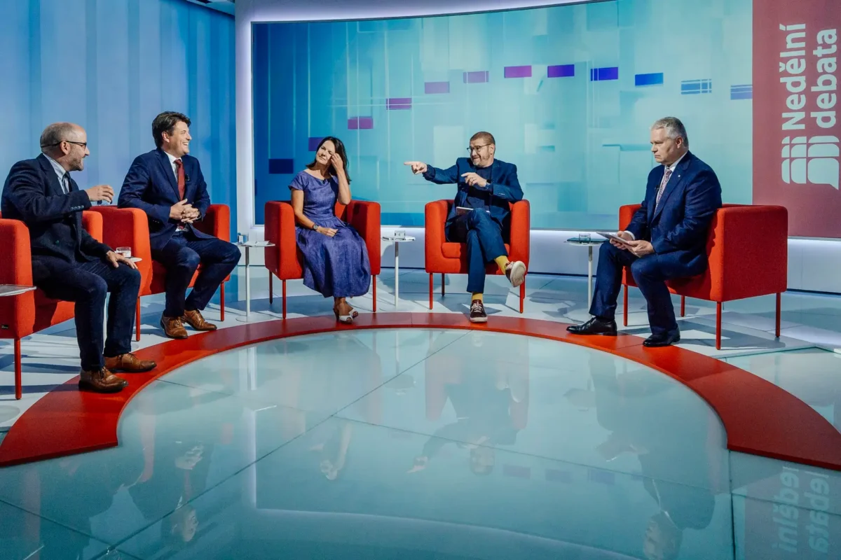 profimedia-1129313130 | TVGURU.cz Pět lidí sedí v křeslech.