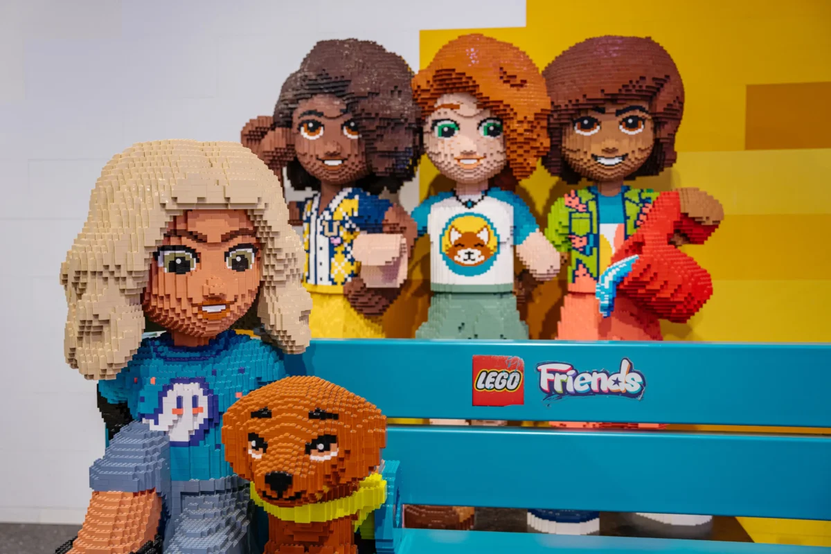shutterstock_2690556897-2 | TVGURU.cz Velké LEGO postavičky u lavičky