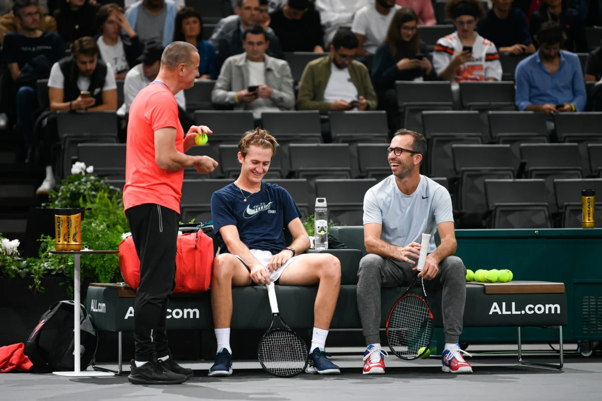 V minulosti byl v Davis Cupu úspěšný i Radek Štěpánek. Zdroj: Shutterstock | TVGURU.cz Tenisté na kurtu sedící na lavičce