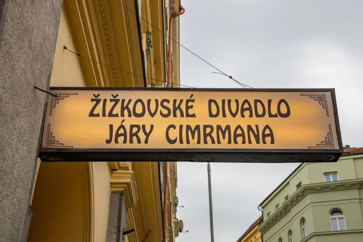 shutterstock_2401312745 1 | TVGURU.cz cedule žižkovské divadlo járy cimrmana