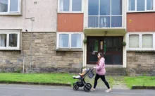 Žena veze kočárek.