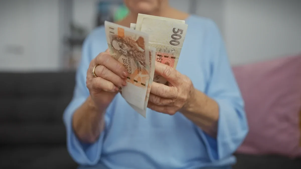 Seniorka počítá bankovky.