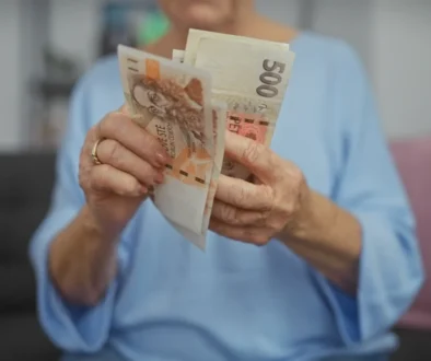 Seniorka počítá bankovky.
