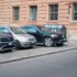 Vedle sebe stojí zaparkovaná tři auta na ulici.