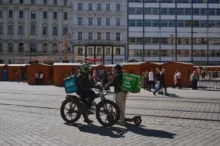 Kurýři Bolt Food a Wolt se potkali v Brně.
