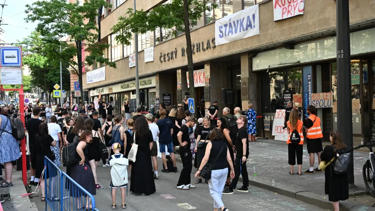 budova českého rozhlasu a před ní protesty