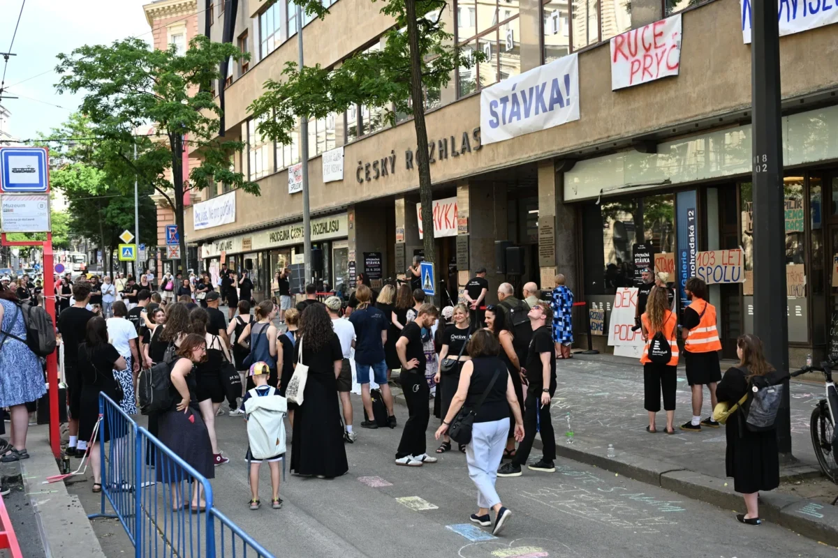 budova českého rozhlasu a před ní protesty