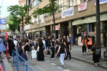budova českého rozhlasu a před ní protesty
