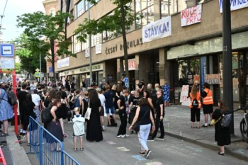 budova českého rozhlasu a před ní protesty