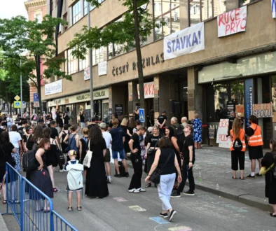 budova českého rozhlasu a před ní protesty