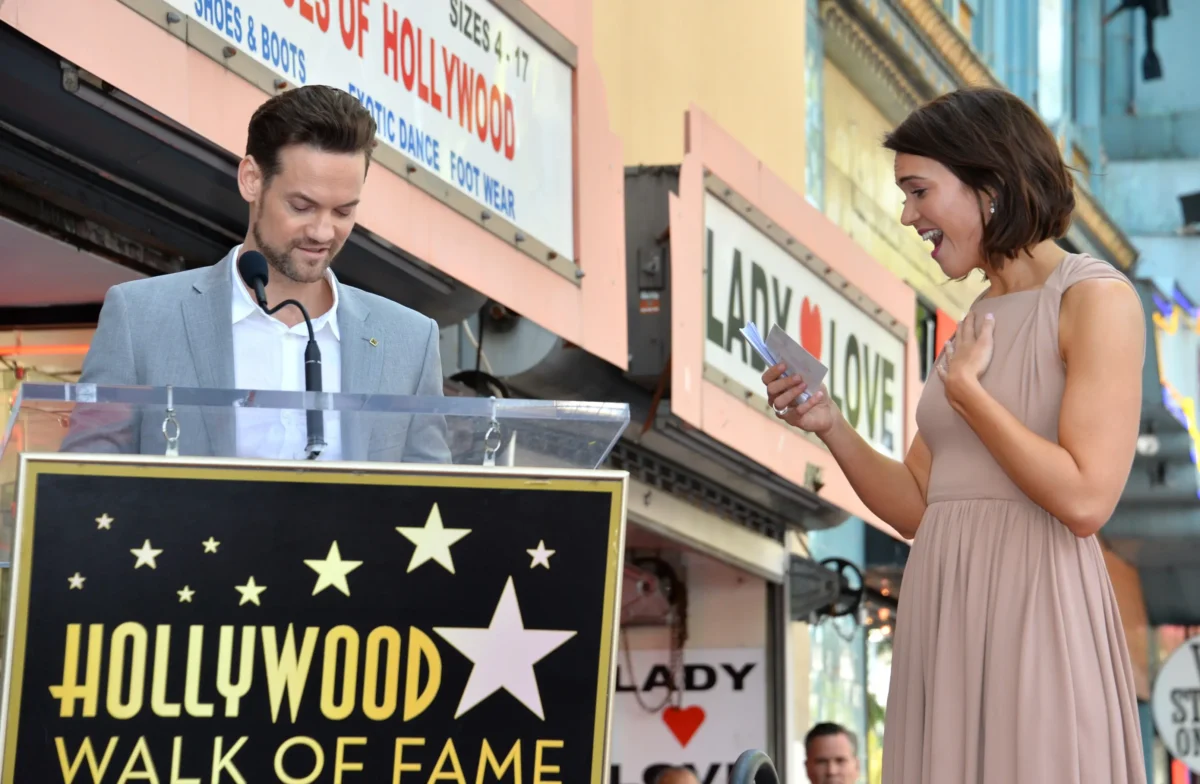 Muž a žena u pultíku s názvem Hollywood.