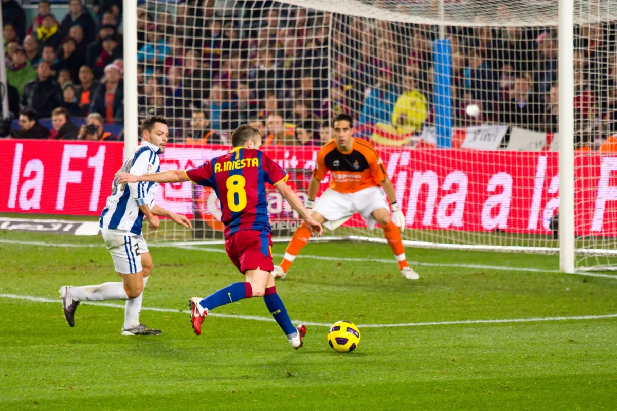 Fotbalové zápasy lze sledovat na stanici Prima sport. Zdroj: Shutterstock | TVGURU.cz Fotbaloví hráči na hřišti