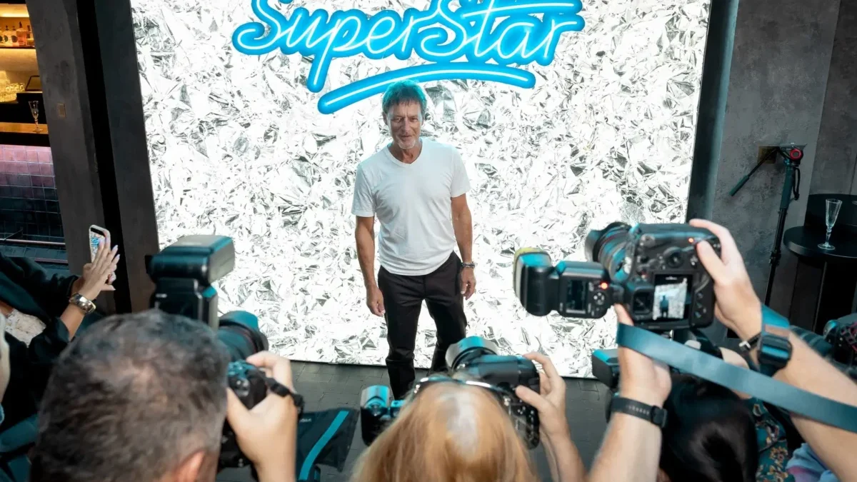 Pavol Habera stojí pod nápisem SuperStar.