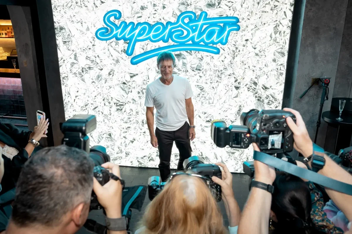 Pavol Habera stojí pod nápisem SuperStar.
