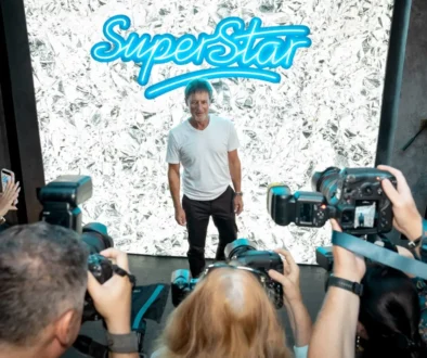 Pavol Habera stojí pod nápisem SuperStar.